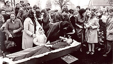 Česlovo Bagdono laidotuvės Kraujalaidžių kaime. 1984 m. Iki tarnybos sovietų armijoje pabaigos jam buvo likusi savaitė. Brolių Černiauskų nuotr.