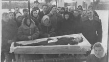 Jono Voverio laidotuvės. Onu&scaron;kio bažnyčios &scaron;ventorius, Trakų r., 1948 m. Antrame plane kunigas Nikodemas &Scaron;vogžlys-Milžinas. Nuotrauka i&scaron; Marcelės Voverytės &scaron;eimos albumo.