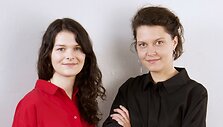 &bdquo;Mindletic&ldquo; įkūrėja Ieva Vaitkevičiūtė de&scaron;inėje, partnerė Ieva &Scaron;apalaitė kairėje
