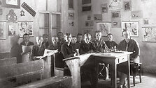 Antroje eilėje pirmas i&scaron; kairės Stasys Mik&scaron;ta. 1930 m. gegužės 27 d. I&scaron; S.Mik&scaron;tos albumo