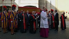 Popiežiaus Pranci&scaron;kaus karstas perkeliamas į &Scaron;v. Petro baziliką