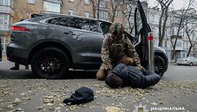 Sukčiai už 100 tūkst. siūlė įdarbinti Ukrainos prezidentūroje: policija rado pilną bagažinę dolerių