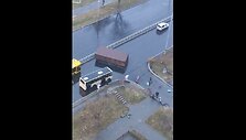 Stipraus vėjo nublok&scaron;tas &scaron;iuk&scaron;lių konteineris užtvėrė kelią Kyjive