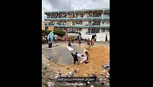 Palestiniečių vaikai žaidžia bombų i&scaron;mu&scaron;tuose krateriuose
