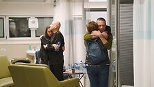 I&scaron;laisvinti &bdquo;Hamas&ldquo; įkaitai apkabina savo &scaron;eimos narius 
