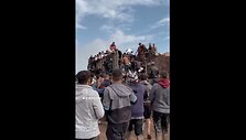 Tūkstančiai palestiniečių bando gauti miltų i&scaron; pagalbos sunkvežimio