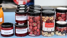 I&scaron; lysvės vasarą &ndash; į lėk&scaron;tes visus metus: &bdquo;Ogmios miesto&ldquo; ūkininkų turguje džiugina &scaron;altyje džiovinti produktai