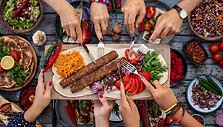 Ką skanausite per Jonines? Jautienos kebabų receptas kepsninėje  