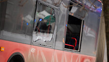 Autobusas nulėkė nuo kelio