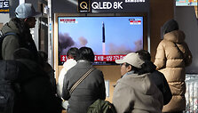 Pietų Korėjos gyventojai stebi &Scaron;iaurės Korėjos balistinės raketos paleidimą