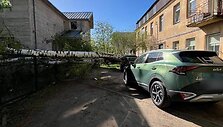 Gūsingo vėjo padariniai: Vilniaus Nočios g. ant ma&scaron;inos užvirto ilgametis beržas