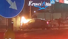 Netoli Vilniaus &bdquo;Akropolio&ldquo; užsiliepsnojo &bdquo;Toyota Prius&ldquo;