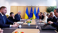 Europos vadovų tarybos vadovas Antonio Costa, Europos Komisijos vadovė Ursula von der Leyen ir Ukrainos prezidentas Volodymyras Zelenskis