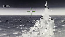 ukrainos-dronai-atakavo-rusijos-raketini-laiva-azovo-juroje
