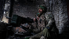 Ukrainos kariai savo pozicijose prie Bachmuto