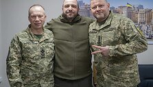 Ukrainos sausumos pajėgų vadas Oleksandras Syrskis, gynybos ministras Rustemas Umerovas ir pajėgų vyriausiasis vadas Valerijus Zalužnas