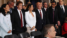 &bdquo;Meta&ldquo; įkūrėjas Markas Zuckerbergas ir jo žmona Priscilla Chan, &bdquo;Amazon&ldquo; įkūrėjas Jeffas Bezosas ir jo sužadėtinė Lauren Sanchez, &bdquo;Google&ldquo; vadovas Sundaras Pichai ir &bdquo;Tesla&ldquo; vadovas Elonas Muskas 