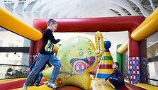 &bdquo;Vilnius Outlet&ldquo; kviečia &scaron;okinėti i&scaron; laimės: čia vyks vienintelis Lietuvoje nemokamas &bdquo;Batutų festivalis&ldquo; prekybos centre