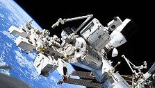 Tarptautinės kosminės stoties priekinė dalis su &bdquo;Kibo&ldquo; laboratoriniu moduliu ir prijungtais &bdquo;SpaceX Dragon&ldquo; erdvėlaiviais. 2025 m. gegužės 1 d.  
