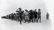 Sąskrydžio dalyvių paradas paplūdimyje generolo lordo Roberto Baden-Povelio vizito Lietuvoje metu. Palanga, 1933 m. rugpjūčio 17 d.