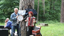 Panemunės šilo muzikantai &ndash; Alvydas Rimkus (būgnas), Janina Bundzienė, Veronika Ziabkinienė (akordeonas) ir Leonas Vaitkaitis (akordeonas). 2010 m.
