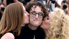 &bdquo;Paaugli&scaron;kas seksas ir mirtis stovykloje &bdquo;Miasma&ldquo; (&bdquo;Teenage Sex and Death at Camp Miasma&ldquo;) premjera Kanuose. Hannah Einbinder, Jane Schoenbrun, Gillian Anderson
