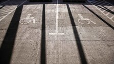 Neįgaliųjų automobilių stovėjimo vietos