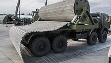 KRVD transporto priemonė, laikinųjų kelių tiesimo sistema. Militarnyi.com nuotr.