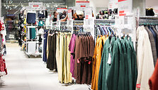 &bdquo;Outlet Park&ldquo; atnaujinimo fini&scaron;as pasipuo&scaron;ė vy&scaron;nia ant torto: duris čia atvėrė parduotuvė &bdquo;HalfPrice&ldquo;
