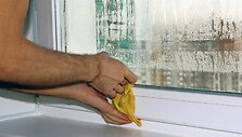 Namuose drėgna, kaupiasi kondensatas ant langų. Kaip apsaugoti savo namus nuo pelėsio? 