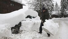 Vyras bando atkasti savo ma&scaron;iną.