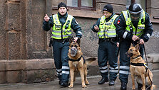 Policininkai su &scaron;unimis