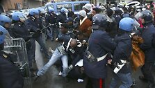 Policija bando i&scaron;vaikyti demonstrantus.