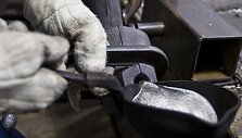 Pirmiausia i&scaron;lydytas alavo lydinys pilamas į &bdquo;Oskaro&ldquo; formą.