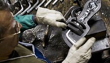 Maždaug po minutės liejimo forma yra atidaroma ir pasirodo maždaug 3,8 kg sveriantis &bdquo;Oskaras&ldquo;.
