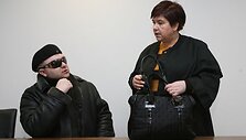 Dainininkas E.Ostapenka, kaip ir dera žvaigždei, teismo salėje sėdėjo akis slėpdamas po tamsiais akiniais.