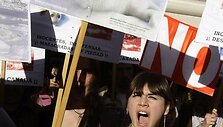 Mergina &scaron;aukia per protesto akciją.