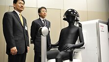Demonstruojama technologija, kuria mintimis galima valdyti robotą.