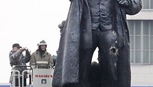 Fotografuojamos nuo sprogimo padarytos skylės.