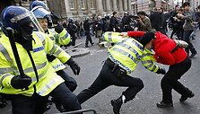 Policininkai susirėmė su demonstrantais.