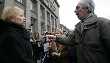 Žmogus &scaron;aukia ant &scaron;vietimo ministrės Tatjanos Koke.