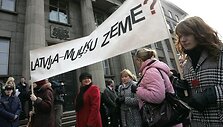 Mokytojai su plakatu