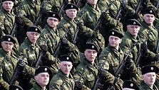 Kariai žygiuoja ginkluoti &bdquo;Kalashnikov&ldquo; automatais.