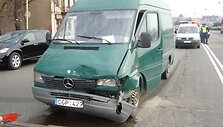 Sudaužytas autobusiuko priekis.