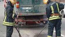 Ugniagesiai valo kelią.