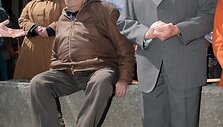 Valdas Adamkus per rinkimų kampaniją bendrauja su Didžiasalio gyventojais.