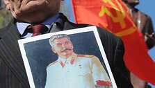 Komunistas su Stalino portretu