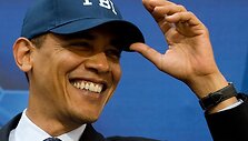 Barackas Obama matuojasi gautą FTB pareigūno kepuraitę.