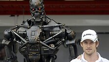 Jensonas Buttonas pozuoja prie roboto.