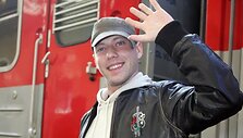 Sasha Son(g) sveikinasi su pasitikti atėjusiais žmonėmis.